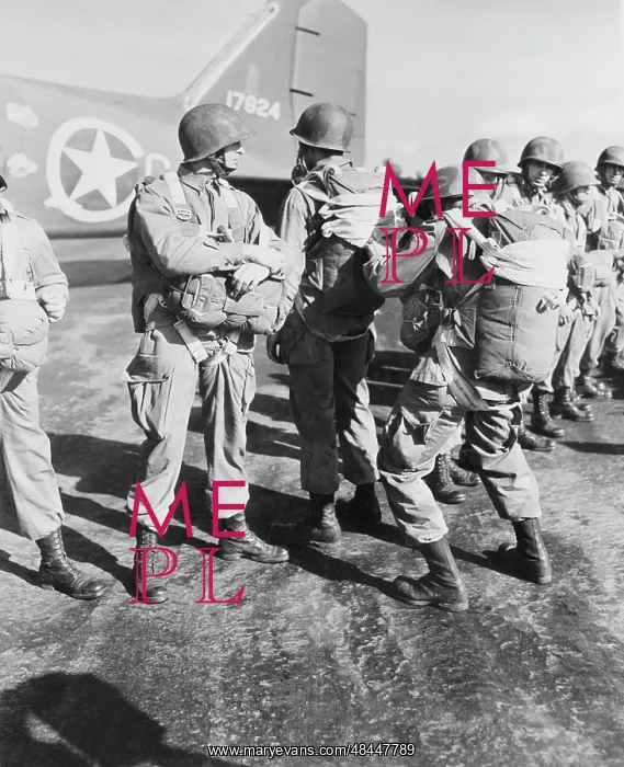 : U.S. paratroopers inspecting each others : U.S. paratroopers inspecting each others
