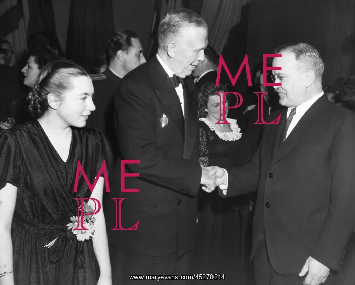 : U.S. Sec. of State George Marshall (center), greets : U.S. Sec. of State George Marshall (center), greets