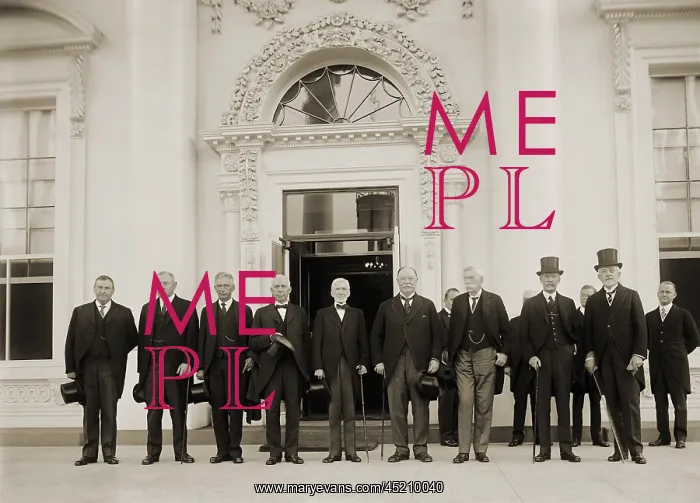 : U.S. Supreme Court in 1924 posing at the ? : U.S. Supreme Court in 1924 posing at the ?