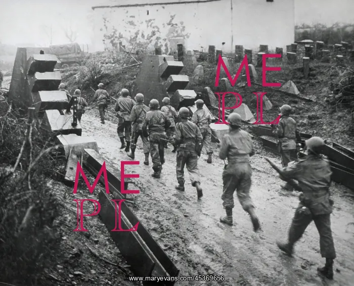 : U.S. troops moving through dragon's teeth of the : U.S. troops moving through dragon's teeth of the
