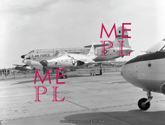 : USAF RF-101C and C-124A : USAF RF-101C and C-124A
