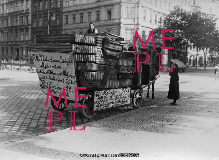 : Used goods trader in Berlin, 1929 : Used goods trader in Berlin, 1929