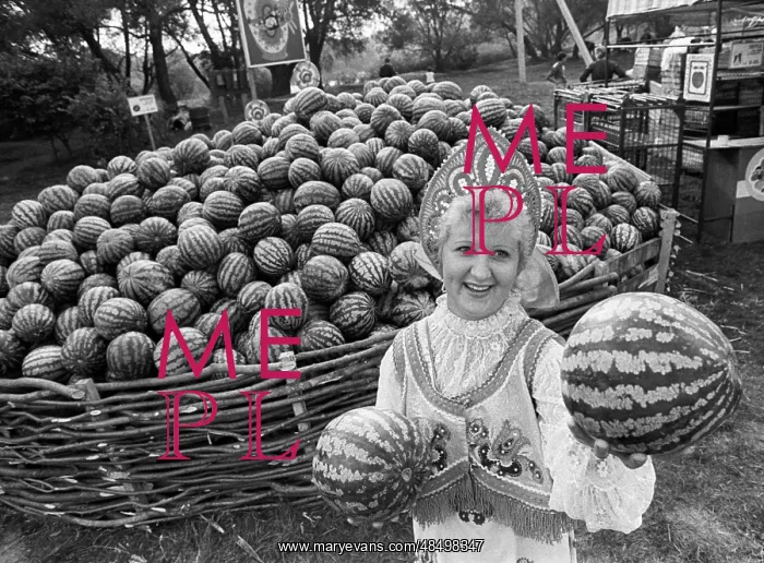 : Fair. USSR. August 1, 1987. Shop No.32 saleswoman Galina Kupryushina treats : Fair. USSR. August 1, 1987. Shop No.32 saleswoman Galina Kupryushina treats