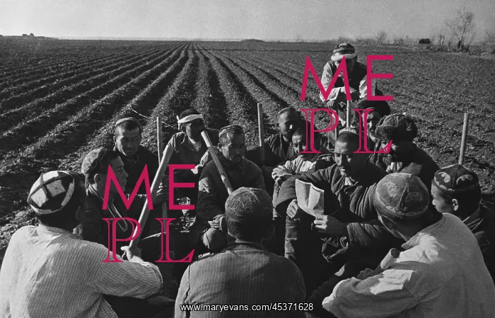: Uzbek collective farmers discussing work of spring : Uzbek collective farmers discussing work of spring