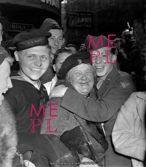 : V-E Day celebration in Piccadilly Circus, London : V-E Day celebration in Piccadilly Circus, London