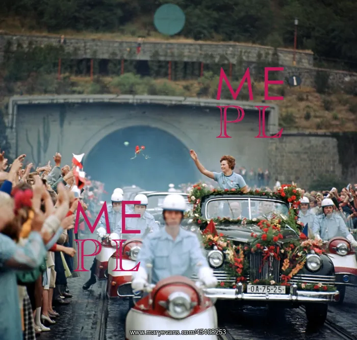 : Valentina Tereskovova - motorcade - crowd - cheering : Valentina Tereskovova - motorcade - crowd - cheering