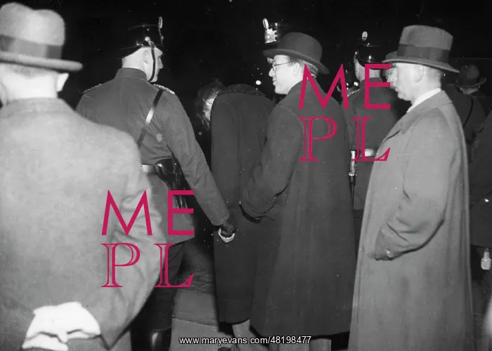 : Van der Lubbe between two policemen, 1933 : Van der Lubbe between two policemen, 1933