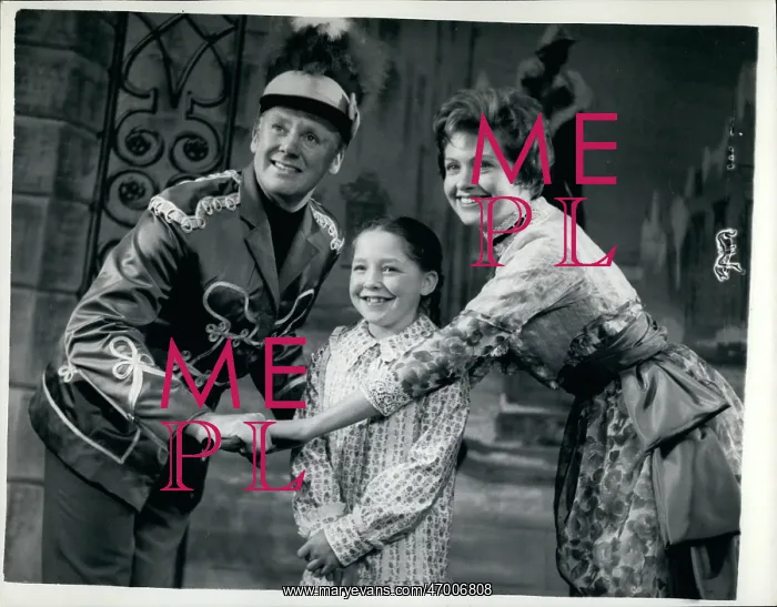 : Van Johnson, Gillian Martindale and Pat Lambert in show : Van Johnson, Gillian Martindale and Pat Lambert in show