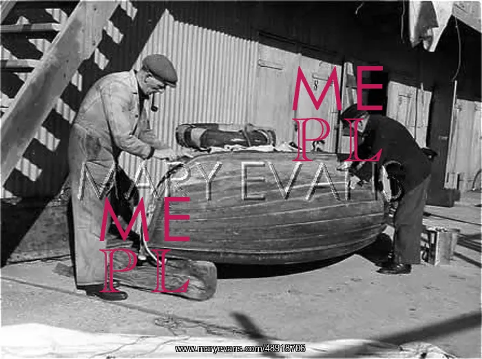 : VARNISHING A DINGHY : VARNISHING A DINGHY