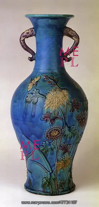  : Vase decorated with Figures of Chrysanthemums