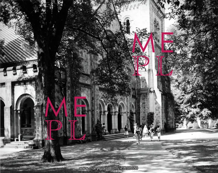 : VASSAR UNIVERSITY CHAPEL, students coming ? : VASSAR UNIVERSITY CHAPEL, students coming ?