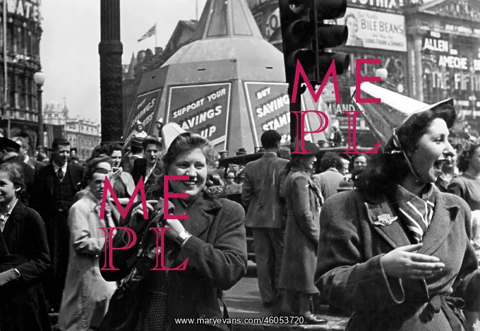 : VE Day Celebrations - Piccadilly Circus : VE Day Celebrations - Piccadilly Circus