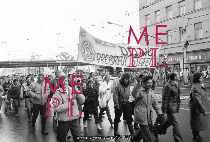 : Velvet Revolution - Demonstrations in Prague : Velvet Revolution - Demonstrations in Prague
