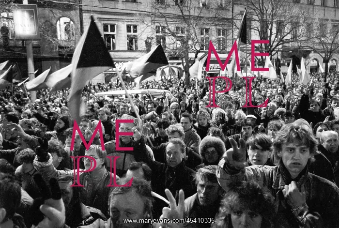 : Velvet Revolution - Demonstrations in Prague : Velvet Revolution - Demonstrations in Prague