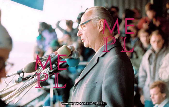 : Velvet Revolution - Demonstrations in Prague : Velvet Revolution - Demonstrations in Prague