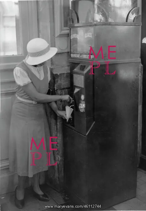 : A vending machine in the Saint-Lazare : A vending machine in the Saint-Lazare
