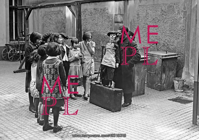 : Ventriloquist in the courtyards of Berlin, 1932 : Ventriloquist in the courtyards of Berlin, 1932