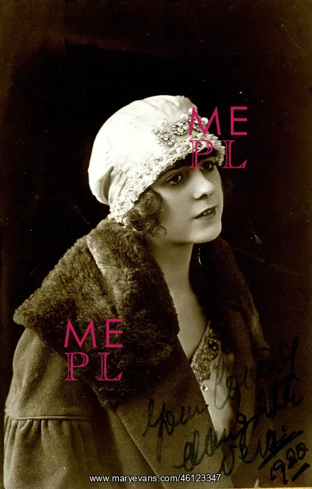 : Vera Vivian, performer, in cloche hat : Vera Vivian, performer, in cloche hat
