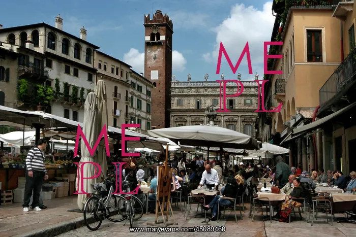 : Verona. General view of busy cafe, Piazza delle Erbe, Verona, Italy : Verona. General view of busy cafe, Piazza delle Erbe, Verona, Italy