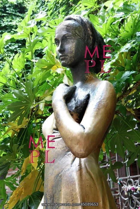 : Verona. Detail of statue of Juliet, 1960s, by Nereo Constantini : Verona. Detail of statue of Juliet, 1960s, by Nereo Constantini