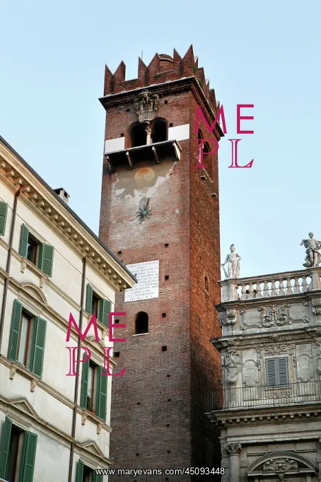 : Verona. Low angle view of Gardello Tower and Palazzo Maffei, 15th-17th centuries : Verona. Low angle view of Gardello Tower and Palazzo Maffei, 15th-17th centuries