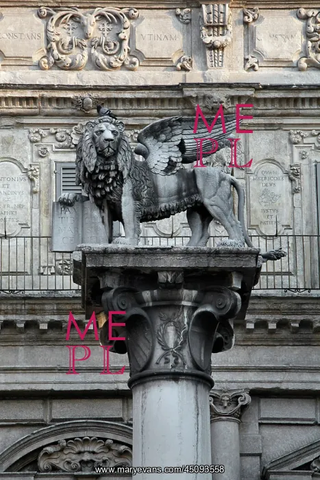 : Verona. Detail of sculpture of lion of Saint Mark at the top of a sixteenth : Verona. Detail of sculpture of lion of Saint Mark at the top of a sixteenth