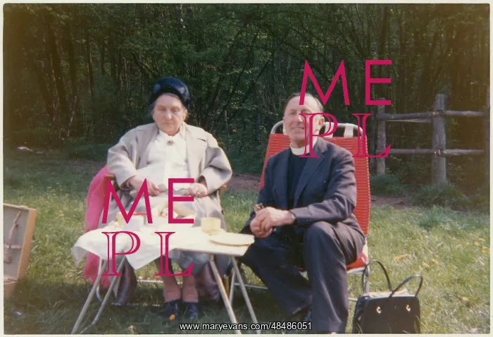 : Vicar and elderly parishioner having a picnic tea : Vicar and elderly parishioner having a picnic tea