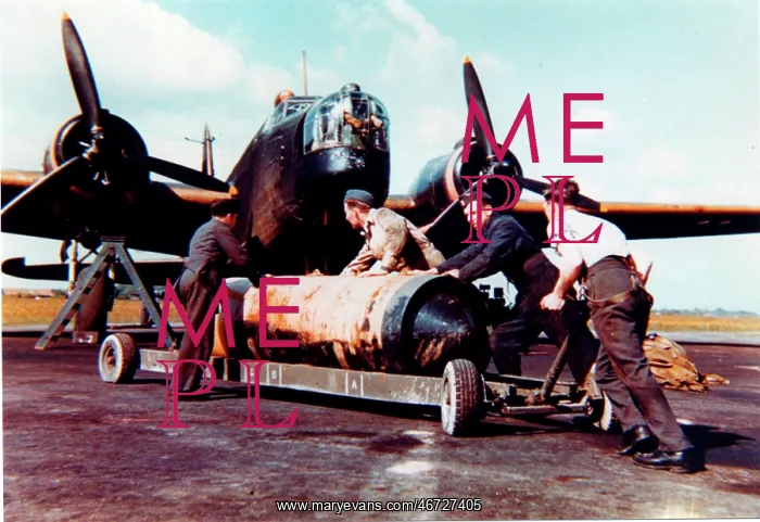 : Vickers Wellington IC -seen being bombed up : Vickers Wellington IC -seen being bombed up