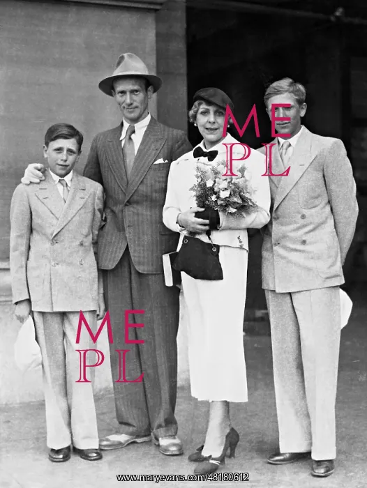 : Vicki Baum with her family, 1933 : Vicki Baum with her family, 1933