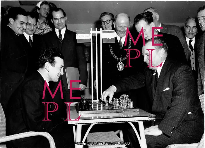 : Victor Korchnoi and Yakov Malik, Chess Congress, Hastings : Victor Korchnoi and Yakov Malik, Chess Congress, Hastings