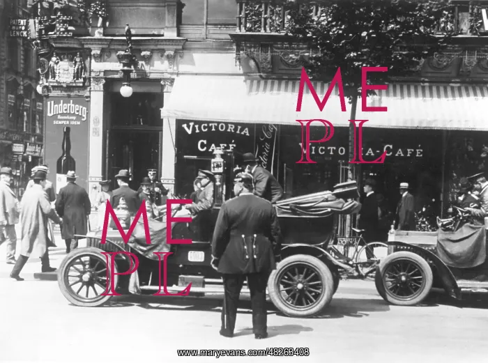 : The Victoria Cafe in Berlin, around 1920 : The Victoria Cafe in Berlin, around 1920