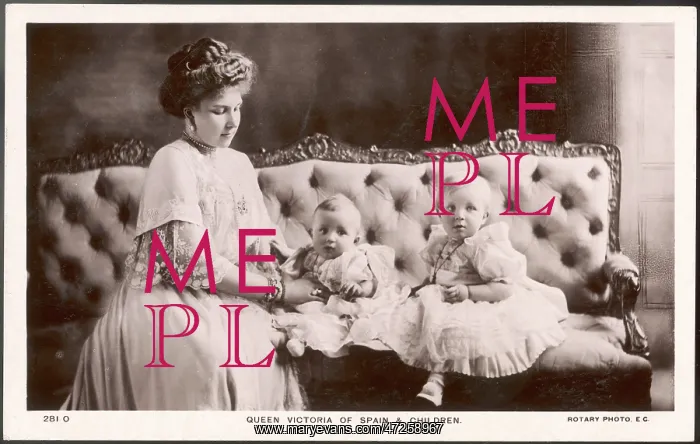 : Victoria Eugenia with her children : Victoria Eugenia with her children