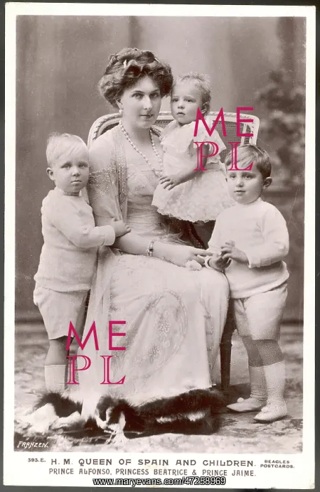 : Victoria Eugenia with her children : Victoria Eugenia with her children