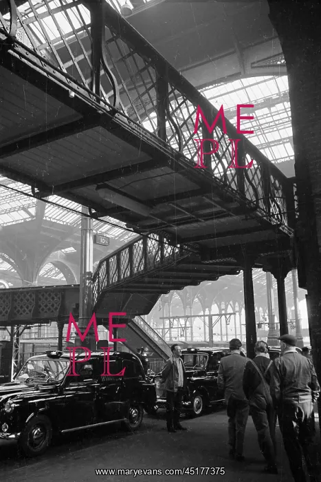 : Victoria Station : Victoria Station