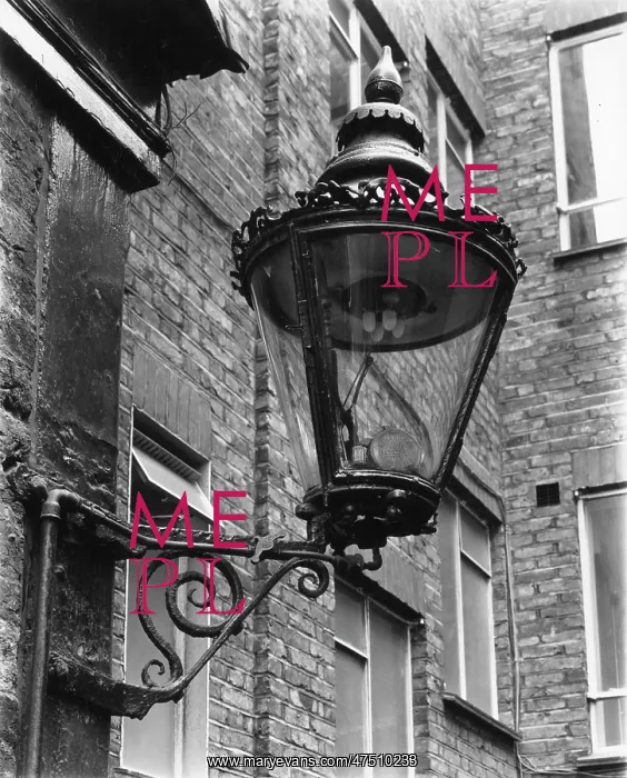 : VICTORIAN BRACKET LAMP : VICTORIAN BRACKET LAMP