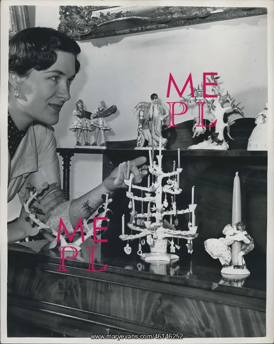 : Vida Brock with pottery she has made, London : Vida Brock with pottery she has made, London