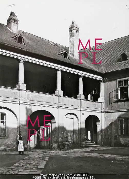 : Vienna 7: Courtyard at Neubaugasse : Vienna 7: Courtyard at Neubaugasse