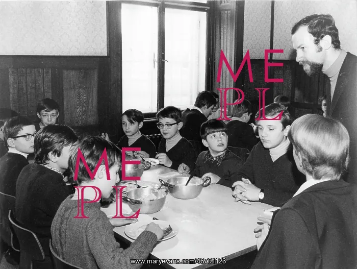 : Vienna Boys Choir in dining room : Vienna Boys Choir in dining room