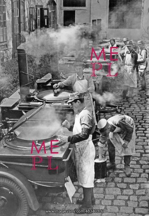 : Viennese SA while cooking, 1938 : Viennese SA while cooking, 1938