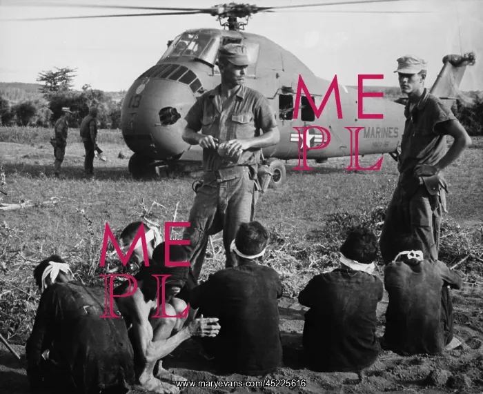 : Six Viet Cong POWs. US Marines guard prisoners ? : Six Viet Cong POWs. US Marines guard prisoners ?