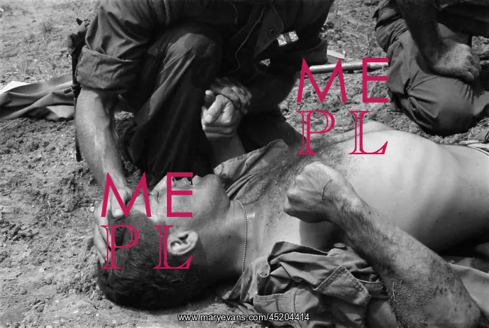 : Vietnam War. US Marine wounded by a Viet ? : Vietnam War. US Marine wounded by a Viet ?