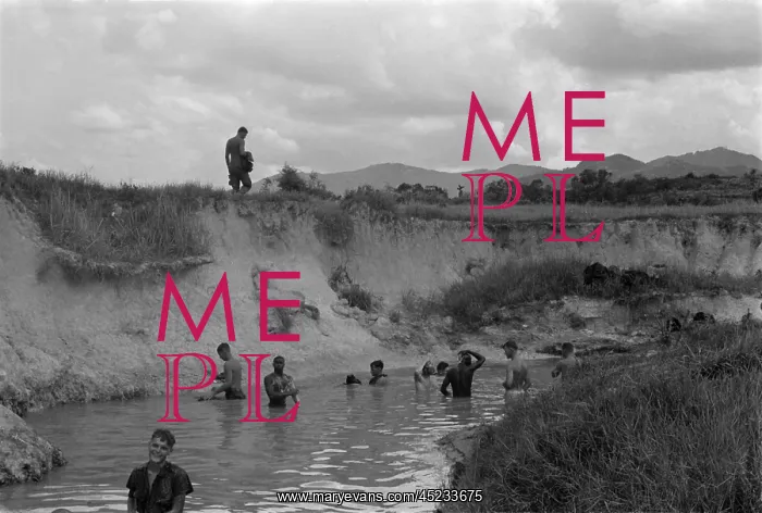 : Vietnam War. US Marines bathe in the stream ? : Vietnam War. US Marines bathe in the stream ?