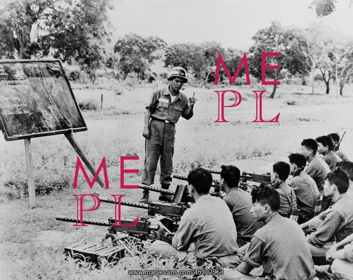 : Vietnamese Civil Guard troops receiving ? : Vietnamese Civil Guard troops receiving ?