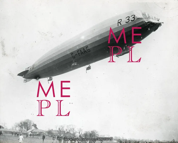 : Side view of airship R.33 (G-FAAG) in flight : Side view of airship R.33 (G-FAAG) in flight