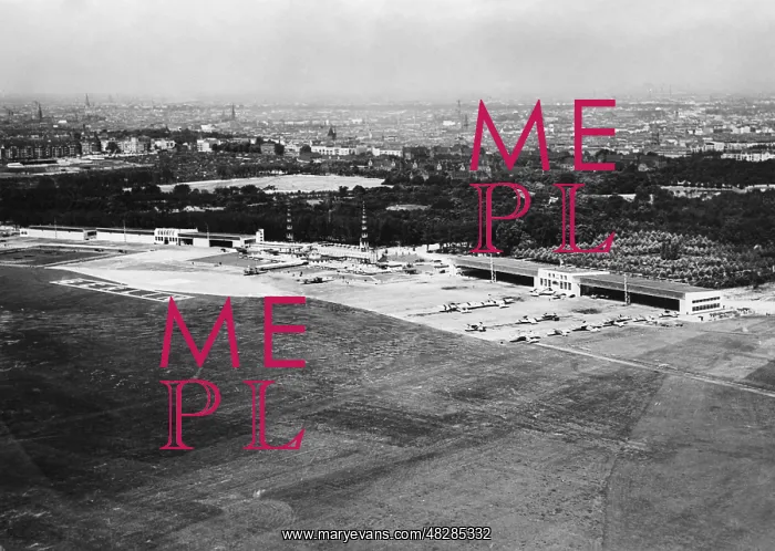 : View of the control bridge of Tempelhof Airport, around 1928 : View of the control bridge of Tempelhof Airport, around 1928
