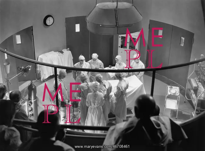 : View of operating theater with spectators : View of operating theater with spectators