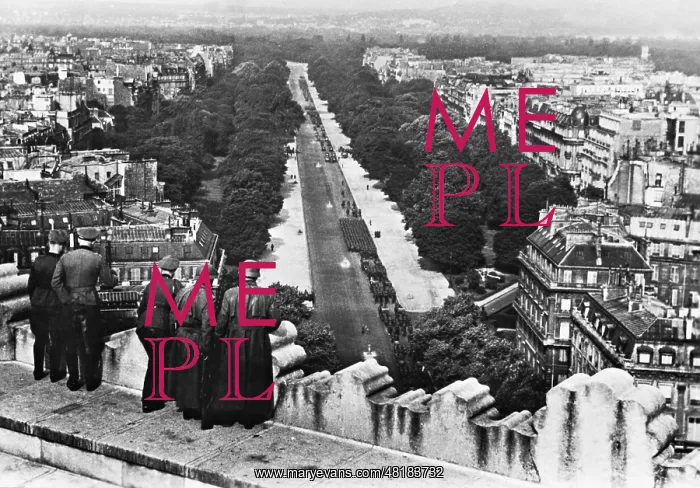 : View on the parade of the Wehrmacht in Paris, 1940 : View on the parade of the Wehrmacht in Paris, 1940