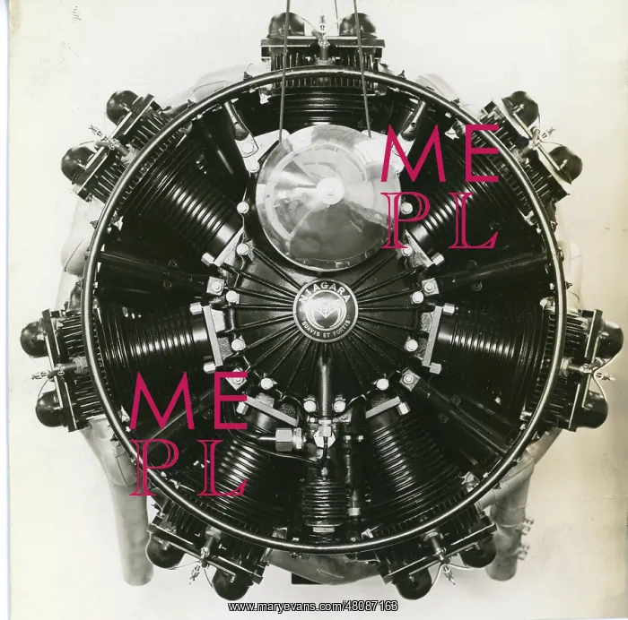 : Front view of a Pobjoy Niagra seven-cylinder radial engine : Front view of a Pobjoy Niagra seven-cylinder radial engine
