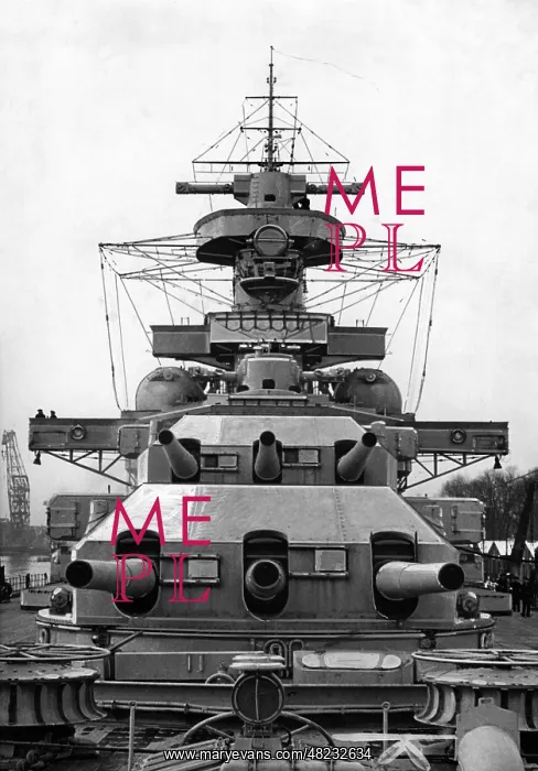 : View of the turrets of the Scharnhorst : View of the turrets of the Scharnhorst