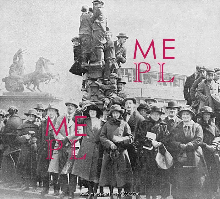: Viewing the royal wedding, 1923 : Viewing the royal wedding, 1923